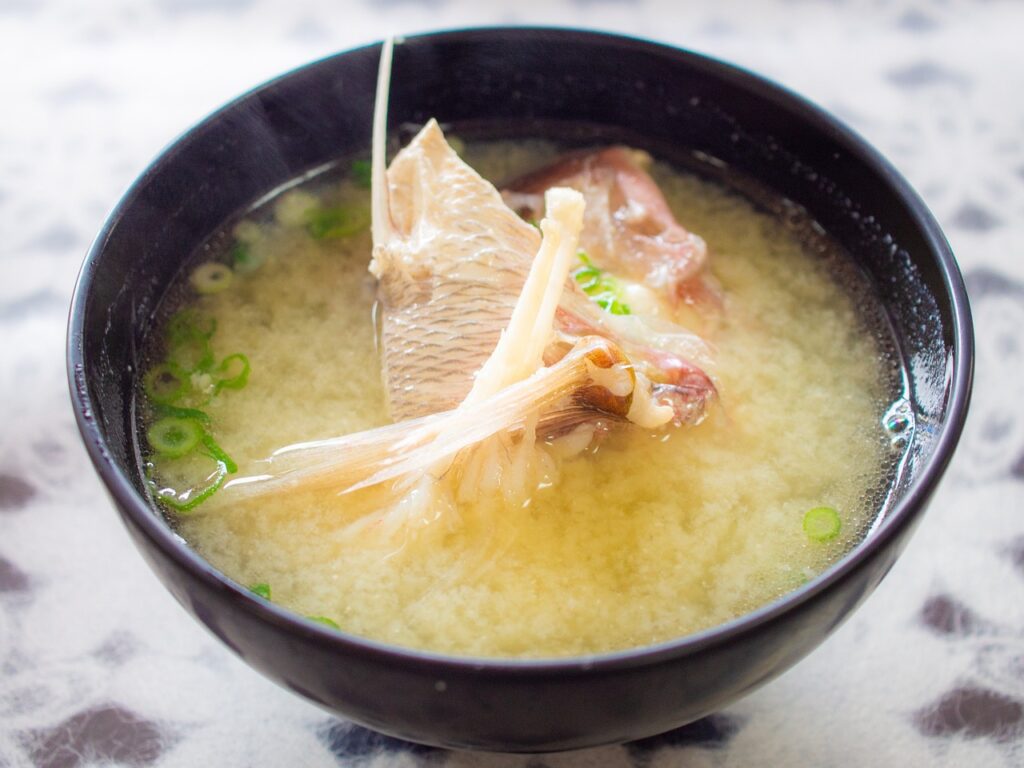 魚のあらが入った温かい味噌汁の写真