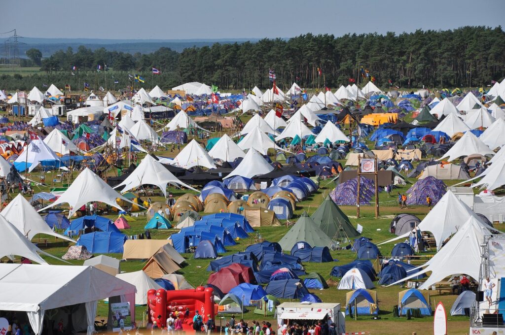 多数のテントが並ぶ大規模なキャンプイベント会場の全景