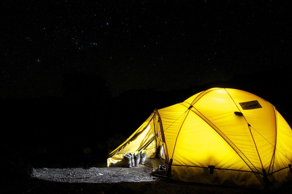 星空の下でライトに照らされたソロキャンプ用テント