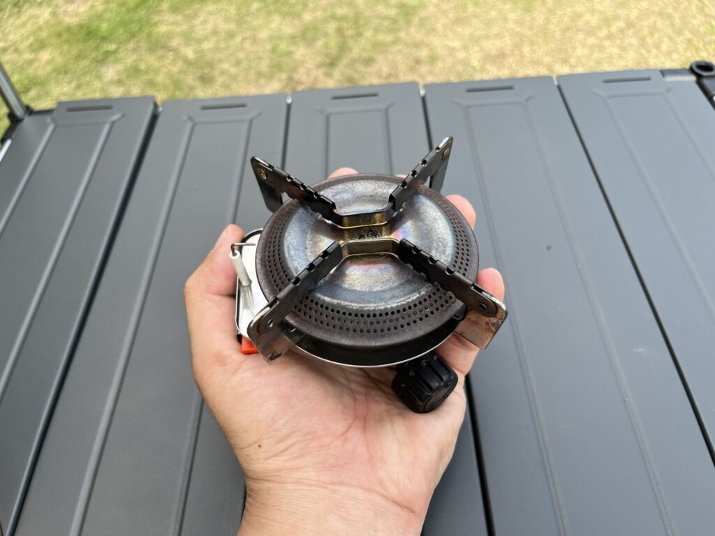 ユニフレーム ミニバーナー US-700を手に持ったサイズ感がわかる写真