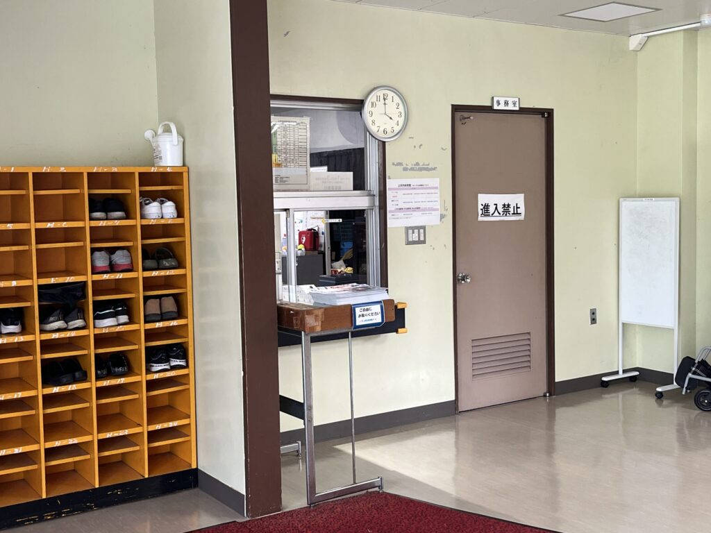 宇都宮市上河内体育館の受付窓口。高間木キャンプ場の利用受付を行うカウンター。