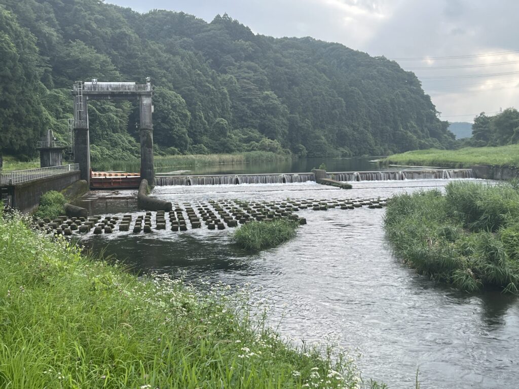 高間木キャンプ場近くを流れる鬼怒川の堰。