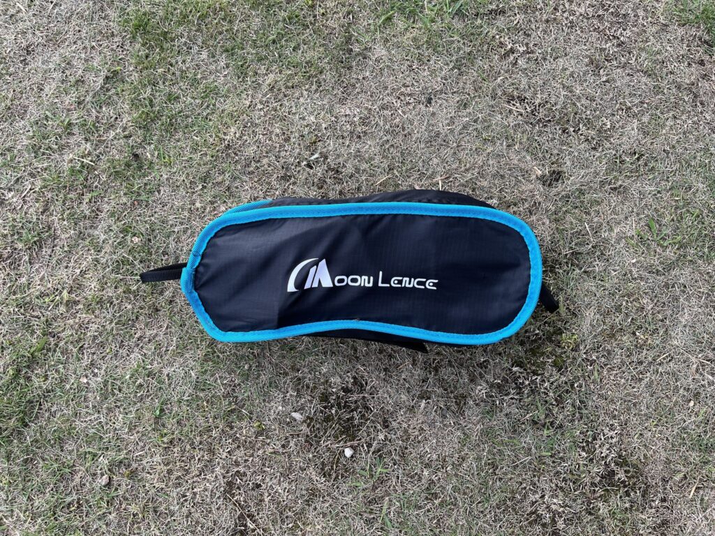 MOON LENCE ローチェアを収納袋に入れた状態の写真