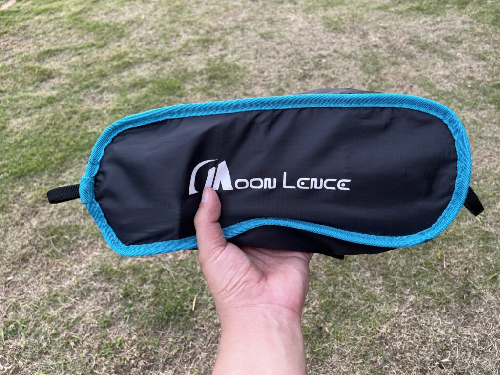 MOON LENCE ローチェアの収納袋を手に持った写真