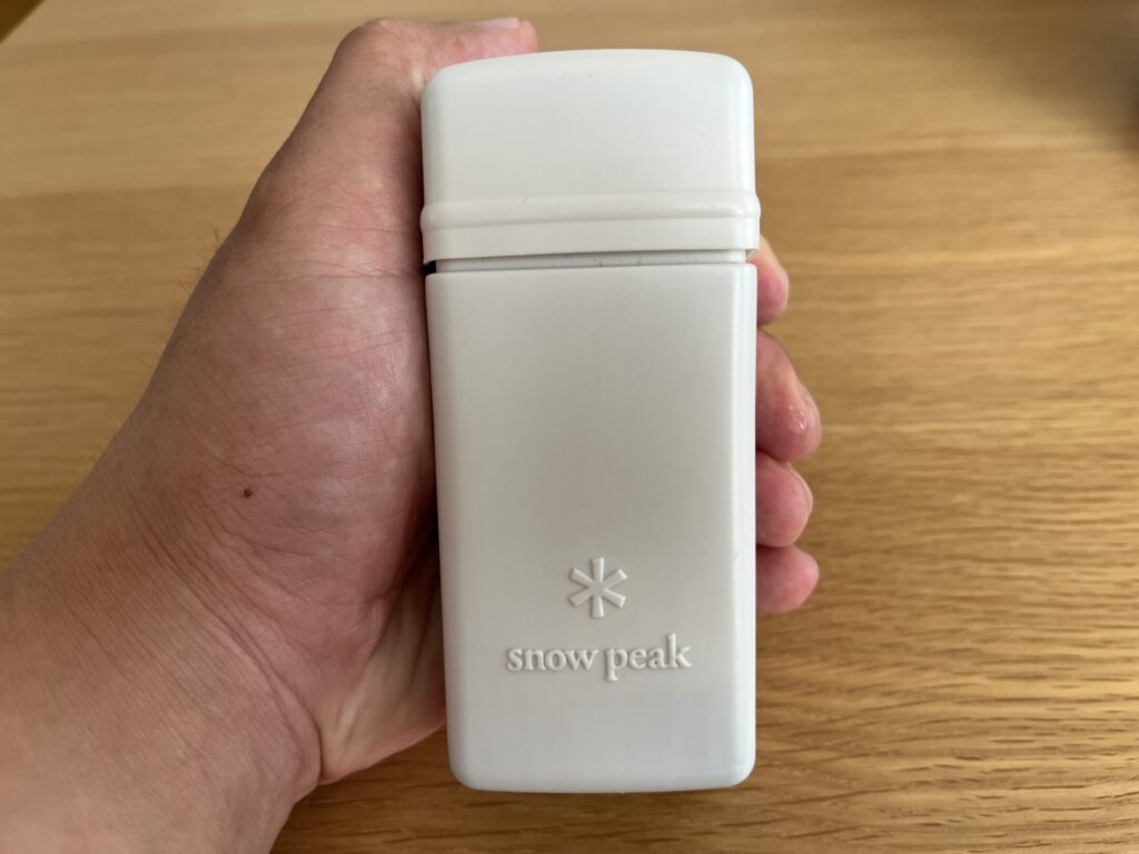 Snow Peak の収納ケースを手に持った写真