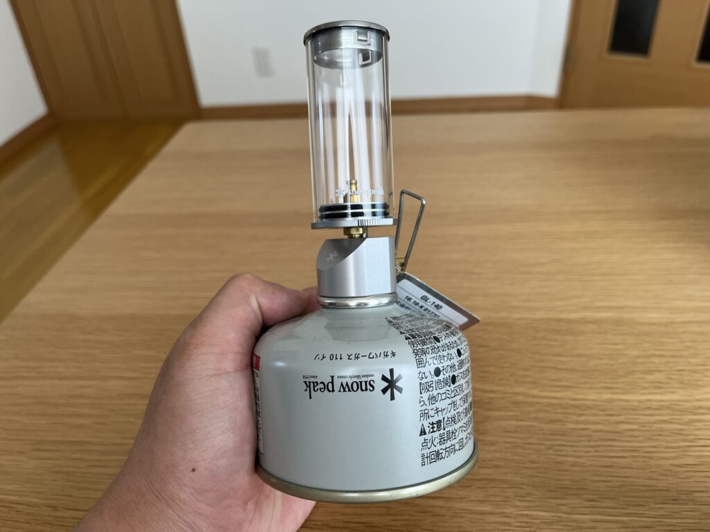 Snow Peak ランタン GL-140をOD缶に取り付けて手に持った写真