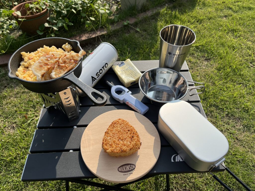 MOON LENCEのアルミテーブルにキャンプ飯を並べたソロキャンプの食卓。