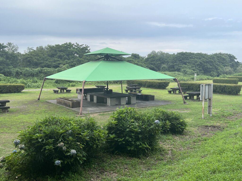 高間木キャンプ場の屋根付きバーベキュー施設。雨の日でも利用しやすい休憩スペース。