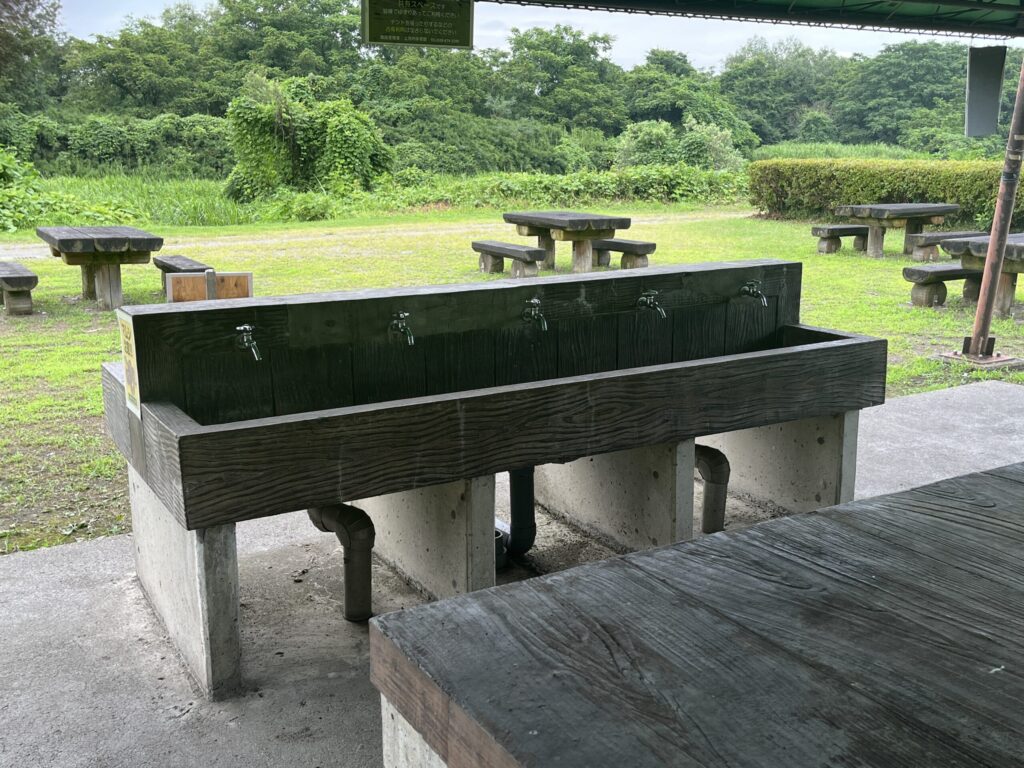 高間木キャンプ場の炊事場。屋根付きで複数の蛇口を備えた共同洗い場。