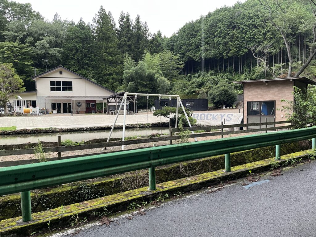 THE ROCKY'Sの場内全景。管理棟や川沿いの広場が見えるキャンプ場。