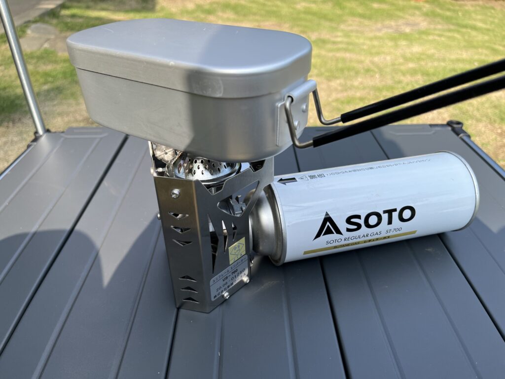 ユニフレーム ミニバーナー US-700でメスティンを加熱している写真